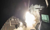 Tàu khu trục USS Ross (DDG 71) phóng tên lửa Tomahawk tấn công căn cứ Syria ngày 7/4. Ảnh: Reuters.