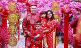 Thầy Patrick hạnh phúc đón Tết cùng gia đình như một người Việt thực thụ. Ảnh: NVCC.