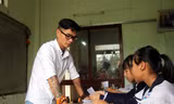 Từ đầu gối đến cánh tay của Sỹ chi chít hình xăm từ những năm nghiện ngập. Ảnh: Tiến Hùng.
