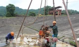 Khoan thăm dò chất lượng thân đập chính hồ Núi Cốc để xây dựng phương án gia cố, sửa chữa. Ảnh: TTXVN.