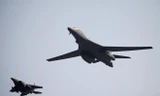 Máy bay ném bom chiến lược B-1B (phải) của không quân Mỹ. (Nguồn: Reuters)