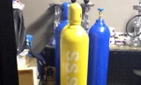 Nhiều bình khí dùng để bơm bóng cười bị phát hiện tại quán. Ảnh CTV.