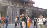 Di tích Huế “nói không” với trang phục tham quan hở hang