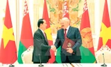 Chủ tịch nước Trần Đại Quang và Tổng thống Belarus Alexander Lukashenko tại Lễ ký Tuyên bố chung Về phát triển toàn diện và sâu rộng giữa Cộng hòa xã hội chủ nghĩa Việt Nam và Cộng hòa Belarus. Ảnh: Nhan Sáng/TTXVN.