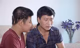Diễn viên Quốc Tuấn (phải) trò chuyện cùng con trai. 
