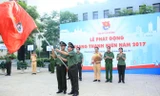 Đại tá Trang Viết Thanh, Trưởng phòng PX15, Công an TPHCM trao cờ lệnh ra quân Tháng thanh niên năm 2017 trong tuổi trẻ CATP.