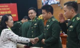 Trưởng ban Dân vận T.Ư Trương Thị Mai trò chuyện, động viên các gương mặt trẻ tiêu biểu của lực lượng biên phòng, chiều 1/3.