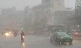 Cơn mưa như trút nước ở Sài Gòn lúc 15h.