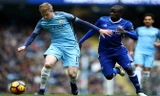 N'Golo Kante (phải, Chelsea) khoá chặt Kevin De Bruyne (Man.City) ở lượt đi.