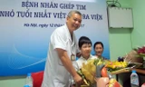 Bé Nguyễn Thành Đạt ra viện.