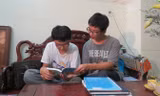 Hai em Đặng Thái Anh (sinh 2003) và Đặng Nhật Anh (sinh 1998) hơn 3 năm nay nghỉ học ở trường để tự học ở nhà.