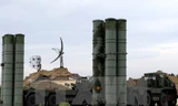 Hệ thống phòng thủ tên lửa S-400 Triumf của Nga tại căn cứ quân sự Hmeimim ở tỉnh Latakia, miền tây bắc Syria ngày 16/12/2015. Nguồn: AFP/TTXVN.