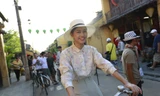 Á hậu Thanh Tú đạp xe khám phá vẻ đẹp Hội An