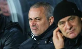 Mourinho (giữa) sẽ phải loại đội bóng cũ nếu muốn giúp Man Utd bảo vệ FA Cup. Ảnh: Reuters.