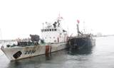 Tàu CSB lai dắt tàu cá bị nạn QB 91609 cùng 9 ngư dân vào bờ. Ảnh: T.T.