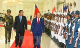 Thủ tướng Nguyễn Xuân Phúc và Thủ tướng Samdech Techo Hun Sen duyệt Đội danh dự. (Ảnh: Thống Nhất/TTXVN)