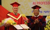 PGS.TS Đoàn Quang Vinh (phó giám đốc ĐH Đà Nẵng) trao quyết định công nhận chức danh Giáo sư danh dự của ĐH Đà Nẵng cho nhà khoa học Marc Daniel. Ảnh: T.T. 