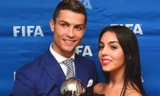 Georgina và Ronaldo chụp hình ở gala trao giải của FIFA.