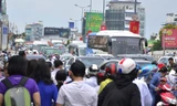 Lưu thông hướng từ Sân bay Tân Sơn Nhất về quận 1 người tham giao thông phải nhích từng chút một.