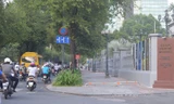 Cận cảnh barie ngăn xe máy 'tranh đường' người đi bộ ở Sài Gòn