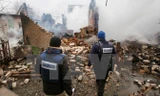 Các quan sát viên thuộc Tổ chức OSCE điều tra ngôi nhà riêng bị phá hủy sau một vụ nã pháo ở Avdiivka, Ukraine. Nguồn: EPA/TTXVN.