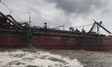 Tàu hút bùn xả thải tại vùng biển gần bờ giáp ranh hai tỉnh Nghệ An, Thanh Hóa trong những ngày gần đây.