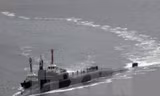 Tàu ngầm hạt nhân của Mỹ USS Michigan (giữa) tới cảng Busan của Hàn Quốc ngày 25/4. Nguồn: Yonhap/TTXVN.