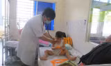 BS BV Nhi Đồng 1 đang điều trị cho trẻ mắc bệnh tay chân miệng.