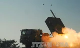 Hệ thống đánh chặn tên lửa "Chunmoo" của Hàn Quốc được sử dụng trong một cuộc diễn tập quân sự tháng 8/2015. Hệ thống này hiện được triển khai tại khu vực biên giới liên Triều. Ảnh: YONHAP/TTXVN.