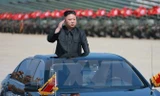 Nhà lãnh đạo Triều Tiên Kim Jong-un kiểm tra một cuộc tập trận bắn đạn thật nhân dịp kỷ niệm 85 năm ngày thành lập Quân đội Nhân dân Triều Tiên (25/4/1932-25/4/2017). Nguồn: Yonhap/TTXVN.
