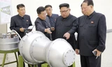 Lãnh đạo Triều Tiên Kim Jong Un và thiết bị được cho là bom H. Ảnh: Reuters.