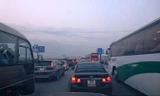 Ùn tắc trên Cao tốc Pháp Vân – Cầu Giẽ đã xảy ra từ chiều 1/5. Ảnh: Lê Hữu Việt.