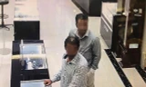Hai người ngoại quốc bị chủ cửa hàng tố trộm đồng hồ đắt tiền. Ảnh trích từ camera cửa hàng.