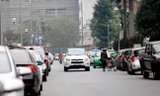 Ô tô đỗ tràn lan vỉa hè, lòng đường Hà Nội
