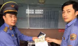 Nhân viên tàu hoả trả lại gần 1.200 USD cho hành khách để quên
