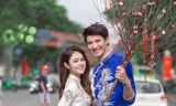 Cặp đôi “đũa lệch” Việt Nam - Na Uy rủ nhau đi dạo phố sắm Tết