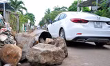 Dân lăn đá ra đường chặn ôtô né trạm BOT