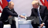 Tổng thống Mỹ Donald Trump (phải) và Tổng thống Nga Vladimir Putin (trái) trong cuộc gặp bên lề Hội nghị thượng đỉnh G20 ở Hamburg, Đức ngày 7/7. Nguồn: AFP/TTXVN.