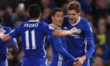 Hazard (giữa) ăn mừng cùng các đồng đội sau khi ghi bàn.