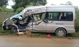 Xe 16 chỗ biến dạng sau vụ tai nạn. Ảnh: Hải Bình.
