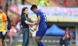 'Nữ tướng' của U22 Thái Lan dịu dàng động viên cầu thủ