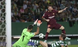 Hàng thủ Sporting thành công trong việc ngăn cản Messi ghi bàn.