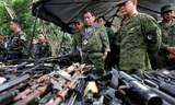 Ông Rodrigo Duterte thăm một doanh trại quân đội trong thành phố Marawi. Ảnh: Reuters.