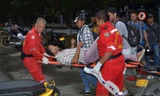 Một nạn nhân được đưa đi cấp cứu. Nguồn: colombiareports.com.