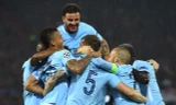 Các cầu thủ Man City ăn mừng sau khi làm tung lưới đối phương.