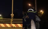 Đứng tim với thời khắc cảnh sát kịp thời giữ chân nam thanh niên định nhảy cầu tự tử