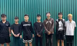 Không tìm được đối thủ, nhóm ‘choai’ cầm vỏ chai trút giận vào người đi đường