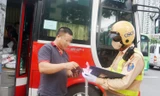 CSGT hóa trang ghi hình xe khách ‘rùa bò’, dừng đỗ sai quy định