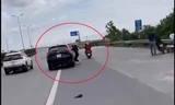 Công an xác minh clip người phụ nữ liều mình đu cửa ô tô chạy 