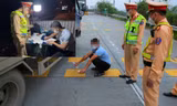 Không xin được CSGT bỏ qua, lái xe quá tải chây ì 3 giờ đồng hồ ở trạm cân